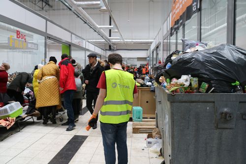 난민 수용시설의 가득찬 쓰레기통(코르쵸바[폴란드]=연합뉴스) 전성훈 특파원 = 폴란드 코르쵸바 국경검문소 인근 난민 임시 수용시설 내부에 설치된 대형 쓰레기통. 2022.3.6. lucho@yna.co.kr