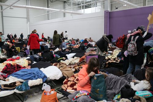 코르쵸바 난민 수용시설 내부 (코르쵸바[폴란드]=연합뉴스) 전성훈 특파원 = 6일(현지시간) 폴란드 코르쵸바 국경검문소 인근 난민 수용시설이 공간을 찾기 어려울 정도로 사람들로 가득찬 모습. 2022.3.8. lucho@yna.co.kr