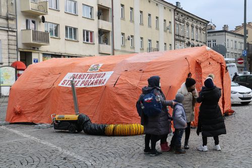 난민 수용 임시 천막 (프셰미실[폴란드]=연합뉴스) 전성훈 특파원 = 폴란드 국경도시 프셰미실 중앙역 앞 주차장에 설치된 임시 천막. 2022.3.8. lucho@yna.co.kr