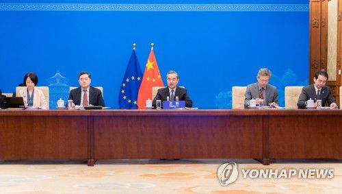EU 외교ㆍ안보 대표와 화상 회의하는 왕이 중국 외교부장(베이징 신화=연합뉴스) 왕이 중국 외교부장이 9일 베이징에서 호세프 보렐 유럽연합(EU) 외교ㆍ안보정책 고위대표와 화상 회의를 하고 있다. jsmoon@yna.co.kr