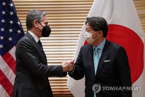 쿼드 외무회담 앞두고 회동한 미·일 외교수장(멜버른 AFP=연합뉴스) 토니 블링컨(왼쪽) 미국 국무장관이 11일(현지시간) 호주 멜버른에서 '쿼드'(Quad) 외무장관 회담에 앞서 하야시 요시마사(오른쪽) 일본 외무상과 만나 주먹인사를 하고 있다. 쿼드는 중국을 겨냥한 미국, 일본, 인도, 호주 등 4개국의 비공식 안보 협의체다. 2022.2.11 leekm@yna.co.kr
