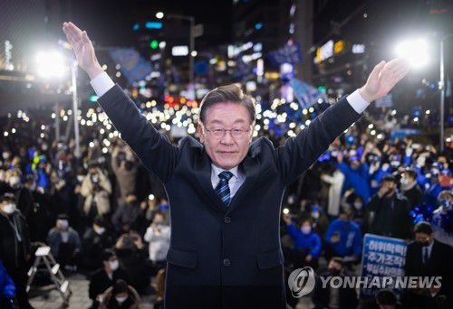 대전 찾아 인사하는 이재명(대전=연합뉴스) 백승렬 기자 = 더불어민주당 이재명 대선 후보가 7일 오후 대전 서구 둔산 갤러리아 앞에서 열린 유세에서 유권자들에게 인사하고 있다. 2022.3.7 [공동취재] srbaek@yna.co.kr