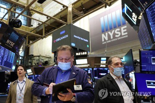 국제 유가 폭등세에 급락한 미 뉴욕 증시(뉴욕 로이터=연합뉴스) 7일(현지시간) 미국 뉴욕 증권거래소(NYSE) 입회장에서 트레이더들이 업무를 처리하고 있다. 이날 뉴욕증시는 러시아산 원유에 대한 서방의 제재 가능성에 국제 유가가 폭등하면서 인플레이션 우려와 경기 충격 우려가 커져 하락했다. 다우존스30산업평균지수는 2.37%,스탠더드앤드푸어스(S&P)500지수는 2.95% 하락했다. 나스닥 지수의 낙폭은 3.62%였다. 2022.3.8 jsmoon@yna.co.kr