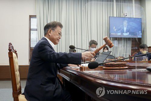 의사봉 두드리는 문대통령(서울=연합뉴스)  문재인 대통령이 8일 청와대 여민관에서 열린 영상 국무회의에서 의사봉을 두드리고 있다.  2022.3.8 [청와대 제공, 재판매 및 DB 금지] seephoto@yna.co.kr