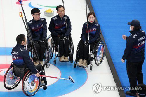 [패럴림픽] 필승작전 지시(베이징=연합뉴스) 김주성 기자 = 임성민 휠체어컬링 대표팀 감독이 8일 오전 중국 베이징 국립아쿠아틱센터에서 열린 2022 베이징 동계패럴림픽 휠체어컬링 예선 캐나다와의 경기에서 8엔드 중 마지막 작전을 지시하고 있다.   2022.3.8 utzza@yna.co.kr