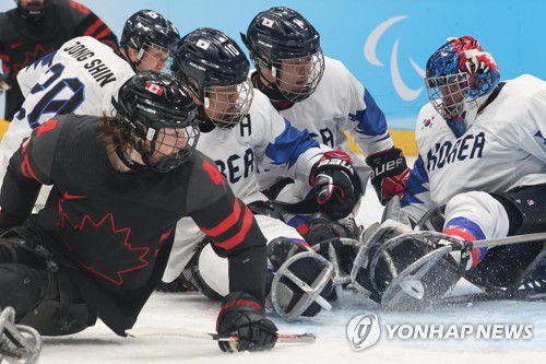 [패럴림픽] 퍽에 쏠린 시선(베이징=연합뉴스) 김주성 기자 = 8일 오후 중국 베이징 국립실내체육관에서 열린 2022 베이징 동계패럴림픽 장애인아이스하키 A조 예선 한국 대 캐나다 경기에서 선수들의 시선이 골문으로 향하는 퍽에 쏠리고 있다. 2022.3.8 utzza@yna.co.kr