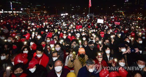 윤석열 대선 후보 유세 현장(서울=연합뉴스) 국민의힘 윤석열 대선 후보가 8일 밤 서울광장에서  마지막 유세를 하며 지지를 호소하고 있다. 2022.3.8 [국회사진기자단] photo@yna.co.kr