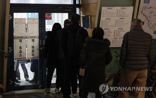 투표 시작 기다리는 유권자들(서울=연합뉴스) 임헌정 기자 = 제20대 대통령선거 투표일인 9일 오전 서울 송파구 석촌동 주민센터에 마련된 석촌동 제1투표소에서 유권자들이 투표 개시를 기다리고 있다. 2022.3.9 kane@yna.co.kr