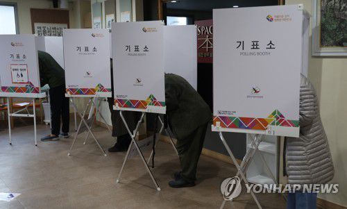 오늘 꼭 투표(서울=연합뉴스) 한상균 기자 = 제20대 대통령선거일인 9일 종로구 사직동 투표소에서 시민들이 기표하고 있다. 2022.3.9 xyz@yna.co.kr