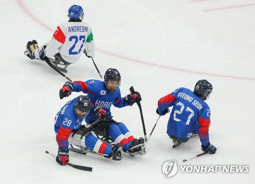 [패럴림픽] 앞서가는 한국, 기뻐하는 장동신-류지현(베이징=연합뉴스) 김주성 기자 = 9일 오후 중국 베이징 국립실내체육관에서 열린 2022 베이징 동계패럴림픽 장애인아이스하키 4강 진출 결정 플레이오프 한국 대 이탈리아 경기. 한국 장동신(20)이 선취골을 넣은 뒤 류지현과 기뻐하고 있다. 2022.3.9 utzza@yna.co.kr