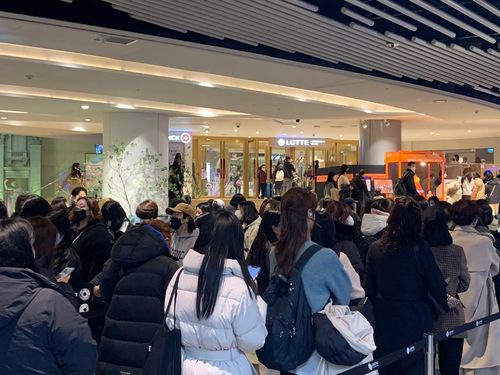 BTS 굿즈를 향한 기다림    (서울=연합뉴스) 김예나 기자 = 10일 서울 송파구 롯데백화점 잠실점 지하 1층 출입구 인근에 마련된 그룹 방탄소년단(BTS) 익스프레스 공식 상품 부스에서 팬들이 굿즈(상품)을 사기 위해 줄을 서 있다. 2022.3.10  yes@yna.co.kr