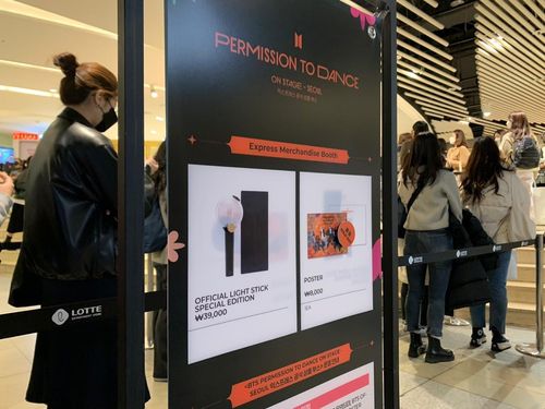 BTS 콘서트 포스터 '매진'    (서울=연합뉴스) 김예나 기자 = 10일 서울 송파구 롯데백화점 잠실점 지하 1층 출입구 인근에 마련된 그룹 방탄소년단(BTS) 공식 상품 부스 안내판 모습. 2022.3.10     yes@yna.co.kr