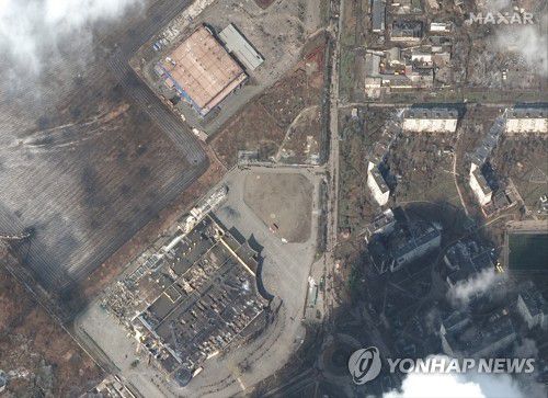파괴된 마리우폴 위성 사진 (마리우폴 EPA=연합뉴스) 9일(현지시간) 우크라이나 마리우폴 도심이 폭격으로 파괴된 모습이 담긴 위성사진. 2022.3.10 [맥사 테크놀러지스 제공. 재판매 및 DB 금지]