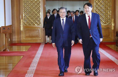 문재인 대통령이 2019년 7월 25일 오전 청와대에서 당시 검찰총장에 임명된 윤석열 당선인에게 임명장을 수여한 뒤 간담회장으로 함께 이동하고 있다. [연합뉴스 자료사진]