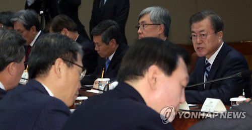 문재인 대통령이 2019년 11월 8일 오후 청와대에서 열린 반부패정책협의회에서 당시 검찰총장이던 윤석열 당선인을 바라보며 모두발언하고 있다. [연합뉴스 자료사진]