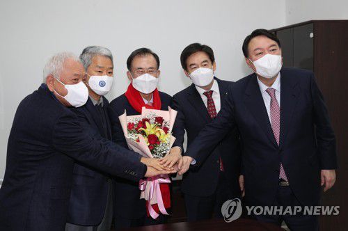 윤영일 전 의원 영입 환영식하는 윤석열과 김한길(서울=연합뉴스) 하사헌 기자 = 국민의힘 윤석열 대통령 당선인(오른쪽)과 김한길 새시대준비위원장(왼쪽)이 16일 오전 서울 여의도 새시대준비위원회 사무실에서 호남 출신인 윤영일 전 의원(가운데) 영입 환영식을 하고 있다. 2021.12.16 [국회사진기자단] toadboy@yna.co.kr