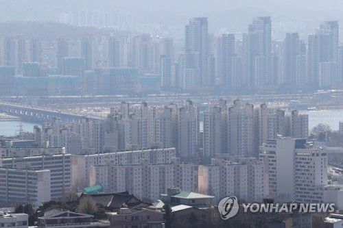 서울 아파트 15주째 '매수자 우위'(서울=연합뉴스) 강민지 기자 = 서울 아파트 시장에 매수세가 자취를 감추면서 15주 연속 '매수자 우위'가 이어지고 있다.  지난 25일 한국부동산원에 따르면 서울 아파트 매매수급지수는 87.3으로 2019년 7월 22일 조사(87.2) 이후 2년7개월 만에 최저치를 기록했다. 사진은 27일 서울 남산에서 내려본 아파트. 2022.2.27 mjkang@yna.co.kr