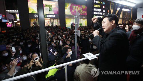 지지 호소하는 윤석열(서울=연합뉴스) 국민의힘 윤석열 대선후보가 8일 서울 강남역 인근에서 지지를 호소하고 있다. 2022.3.8 [국회사진기자단] photo@yna.co.kr
