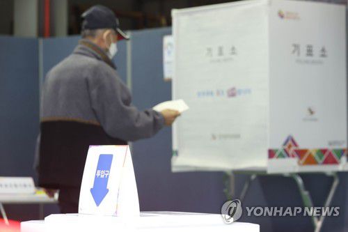 투표하는 시민(서울=연합뉴스) 강민지 기자 = 제20대 대통령 선거일인 9일 오후 서울 양천구 신월1동 제5투표소에서 유권자가 기표소에 들어가고 있다. 2022.3.9 mjkang@yna.co.kr