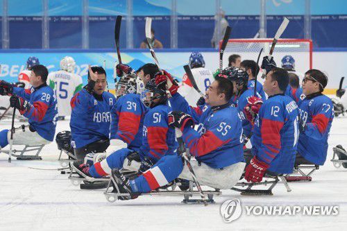 [패럴림픽] 아이스하키 4강 진출!(베이징=연합뉴스) 김주성 기자 = 9일 오후 중국 베이징 국립실내체육관에서 열린 2022 베이징 동계패럴림픽 장애인아이스하키 4강 진출 결정 플레이오프 한국 대 이탈리아 경기에서 4-0 완승을 한 대표팀 선수들이 관중을 향해 인사하고 있다. 2022.3.9 utzza@yna.co.kr