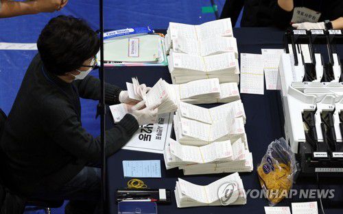 대통령선거 개표하는 개표사무원들(서울=연합뉴스) 김인철 기자 = 지난 9일 서울 마포구민체육센터에 마련된 제20대 대통령선거 개표소에서 개표 작업이 진행되고 있다. 2022.3.9 yatoya@yna.co.kr