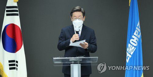 이재명 후보, 대선 패배 승복 선언(서울=연합뉴스) 백승렬 기자 =더불어민주당 이재명 대선 후보는 10일 "모든 것은 다 저의 부족함 때문이다. 여러분의 패배도 민주당의 패배도 아니다. 모든 책임은 오롯이 저에게 있다"며 패배를 선언하고 있다. 2022.3.10 srbaek@yna.co.kr