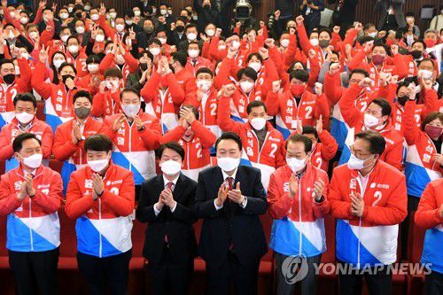 환호하는 윤석열 당선인(서울=연합뉴스) 윤석열 제20대 대통령 당선인이 10일 새벽 서울 여의도 국회도서관에 마련된 '국민의힘 제 20대 대통령선거 개표상황실'을 찾아 당지도부와 환호하고 있다. 2022.3.10 [국회사진기자단] photo@yna.co.kr