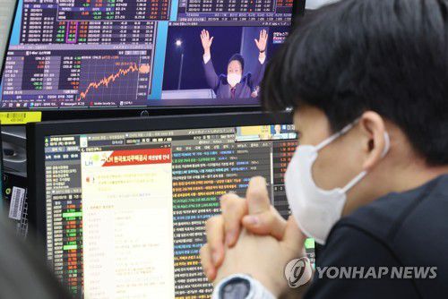 코스피 상승 출발(서울=연합뉴스) 안정원 기자 = 코스피 지수가 전날 대비 38.46포인트(1.47%) 오른 2,660.86에서 출발한 10일 서울 중구 하나은행 딜링룸에서 한 직원의 모니터에 국민의힘 윤석열 제20대 대통령 당선인 관련 뉴스가 나오고 있다. 2022.3.10 jeong@yna.co.kr