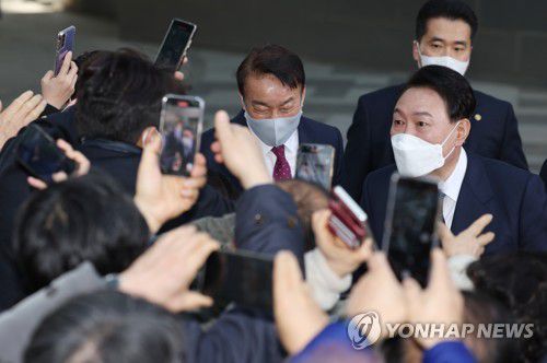 지지자들 축하받는 윤석열 당선인(서울=연합뉴스) 신준희 기자 = 윤석열 대통령 당선인이 10일 오전 서초동 자택을 나와 지지자들의 축하를 받고 있다. 2022.3.10 hama@yna.co.kr