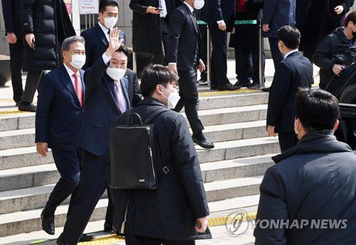 국회 도서관 나서는 윤석열 당선인(서울=연합뉴스) 이정훈 기자 = 윤석열 대통령 당선인이 10일 오전 당선 인사 기자회견을 마치고 국회 도서관을 나서고 있다. 2022.3.10 [국회사진기자단] uwg806@yna.co.kr