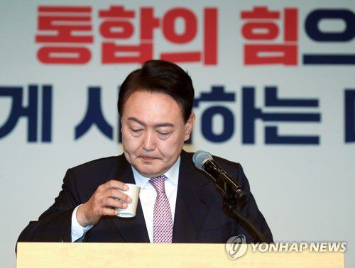 물 마시는 윤석열 당선인(서울=연합뉴스) 이정훈 기자 = 윤석열 대통령 당선인이 10일 오전 서울 여의도 국회에서 당선 인사 기자회견을 하고 있다. 2022.3.10 uwg806@yna.co.kr