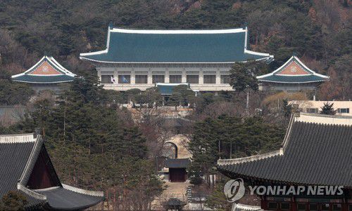 문 대통령, 윤 당선인에 축하 난(서울=연합뉴스) 한상균 기자 = 20대 대통령 선거 다음 날인 10일 경복궁 뒤로 보이는 청와대.     이날 유영민 대통령 비서실장과 이철희 정무수석은 윤석열 당선인에게 '대통령 문재인. 당선을 축하드린다'라고 적힌 축하 난을 전달했다. 2022.3.10 xyz@yna.co.kr