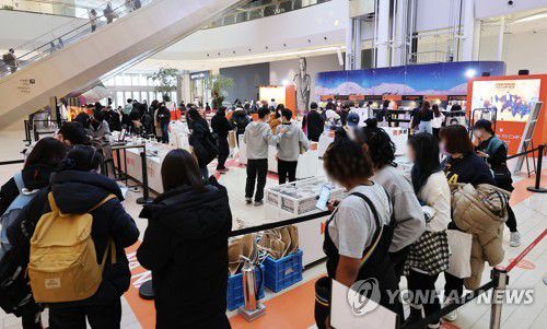 롯데월드몰에 BTS 공식 상품 판매 스토어 오픈(서울=연합뉴스) 임헌정 기자 = 10일 서울 송파구 롯데월드몰에 방탄소년단(BTS)의 '온 스테이지-서울 공식 상품 판매 스토어'가 문을 열었다. 2022.3.10 kane@yna.co.kr