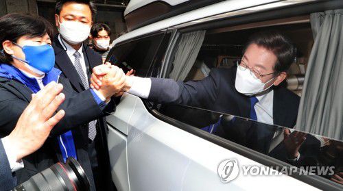 당사 떠나는 이재명 후보(서울=연합뉴스) 이정훈 기자 = 대선에서 패배한 더불어민주당 이재명 후보가 10일 오후 서울 여의도 중앙당사에서 열린 선대위 해단식에 참석한 뒤 당사를 떠나고 있다. 2022.3.10 [국회사진기자단] uwg806@yna.co.kr