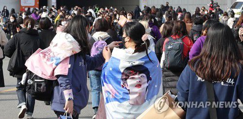 방탄소년단 보러 왔어요(서울=연합뉴스) 한상균 기자 = 10일 방탄소년단 공연이 열리는 잠실종합운동장 주경기장 주변이 관람을 하러 온 팬들로 붐비고 있다. 공연은 저녁 7시부터다. 2022.3.10 xyz@yna.co.kr