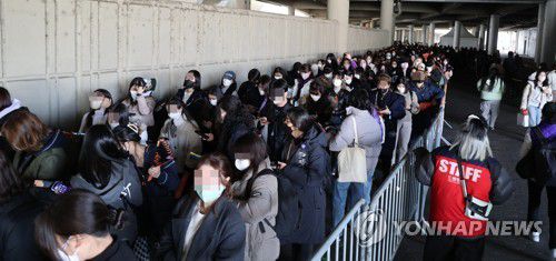 방탄소년단 인기(서울=연합뉴스) 한상균 기자 = 10일 방탄소년단 공연이 열리는 잠실종합운동장 주경기장 주변이 관람을 하러 온 팬들로 붐비고 있다. 2022.3.10 xyz@yna.co.kr