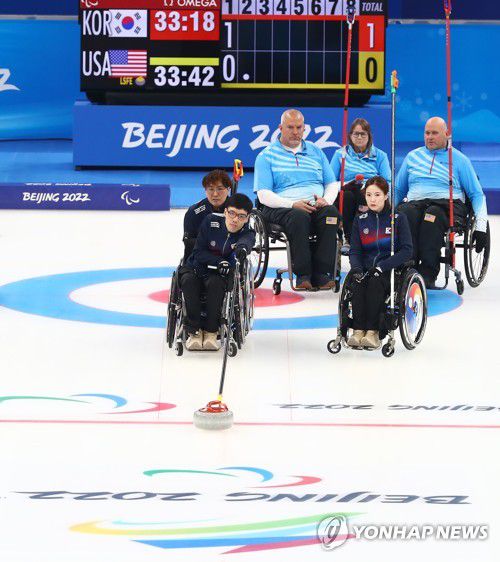 [패럴림픽] 고승남의 투구(베이징=연합뉴스) 10일 오후 베이징 국립아쿠아틱센터에서 열린 2022 베이징 동계패럴림픽 휠체어컬링 한국 대 미국 경기. 한국 '장윤정고백'팀의 고승남이 투구하고 있다. 2022.3.10 [대한장애인체육회 제공. 재판매 및 DB 금지] photo@yna.co.kr