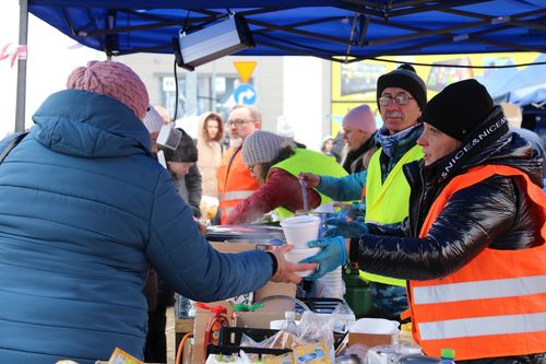 "먹고 힘내세요"(프셰미실[폴란드]=연합뉴스) 전성훈 특파원 = 지난달 28일(현지시간) 폴란드 국경도시 프셰미실 시내 한 난민 쉼터에서 자원봉사자가 우크라이나 여성에게 음식을 나눠주는 모습. 2022.3.11. lucho@yna.co.kr