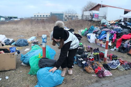 '가질 만한 인형 어디 없을까'(메디카[폴란드]=연합뉴스) 전성훈 특파원 = 10일(현지시간) 폴란드 메디카 국경검문소 인근 난민 쉼터에서 우크라이나의 한 아이가 기부된 물건 더미 가운데 뭔가를 찾고 있다. 2022.3.11. lucho@yna.co.kr