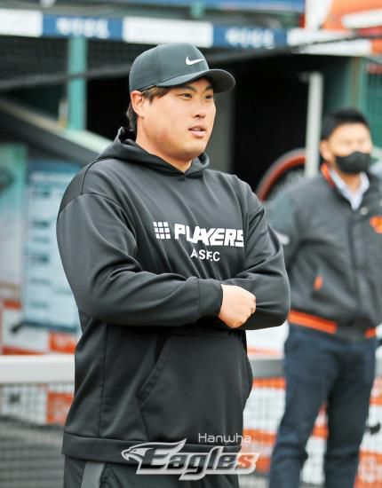 마지막 인사하는 류현진류현진이 11일 대전한화생명이글스파크에서 친정팀 한화 이글스 선수들과 작별인사를 하고 있다. 류현진은 이날 미국프로야구 메이저리그(MLB) 구단-선수노조가 새 단체협약(CBA)에 잠정 합의함에 따라 국내 훈련을 마무리하고 결전지 미국으로 향하게 됐다. 2022. 3.11. [한화 이글스 제공. 재배포 및 DB금지]