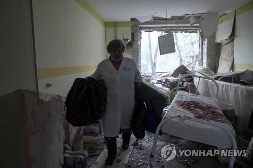 러군 폭격에 박살 난 우크라 마리우폴 산부인과 병원[AP 연합뉴스 자료사진. 재판매 및 DB 금지]