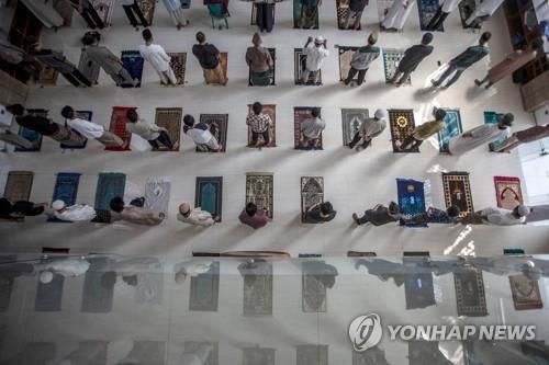 인도네시아 모스크의 금요 합동 예배 모습[AFP=연합뉴스]