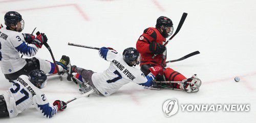 [패럴림픽] 사력을 다해 막아보지만(베이징=연합뉴스) 김주성 기자 = 11일 오후 중국 베이징 국립실내체육관에서 열린 2022 베이징 동계패럴림픽 장애인아이스하키 준결승전 한국 대 캐나다 경기.      한국 최광혁, 조병석이 캐나다 공격수 빌리 브리지스의 공격을 막으려 안간힘을 쓰고 있다. 2022.3.11 utzza@yna.co.kr