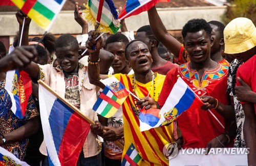 중앙아프리카공화국의 러시아 지지 시위(방기[중앙아프리카공화국] AFP=연합뉴스) 지난 5일(현지시간) 중앙아프리카공화국 수도 방기에서 주민들이 러시아의 우크라이나 침공을 지지하는 시위를 벌이고 있다. 2022. 3. 5 photo@yna.co.kr