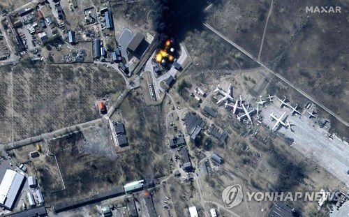 키이우 북서쪽 호스토멜 공항에서 치솟는 불길 위성사진[AFP=연합뉴스 자료사진. 재판매 및 DB 금지]