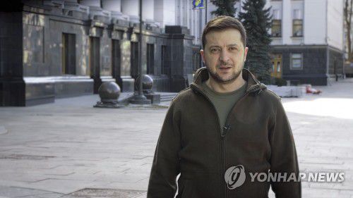 키이우 거리에서 촬영된 볼로디미르 젤렌스키 우크라이나 대통령(AP=연합뉴스) 11일(현지시간) 오후 우크라이나 대통령실이 페이스북에 공개한 영상에서 볼로디미르 젤렌스키 우크라이나 대통령이 키이우의 한 거리를 배경으로 연설하고 있다. 2022.3.12 photo@yna.co.kr