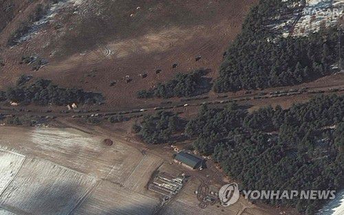 우크라이나 수도권 도로서 포착된 러시아군 보급트럭 행렬(베레스티안카 AFP=연합뉴스) 다연장로켓포 등을 탑재한 것으로 추정되는 러시아군 보급 트럭 행렬이 9일(현지시간) 우크라이나 수도권인 베레스티안카 인근 도로를 지나는 모습을 인공위성으로 촬영한 사진. [맥사 테크놀로지 제공. 마케팅 및 광고 사용 금지] 2022.3.11 jsmoon@yna.co.kr