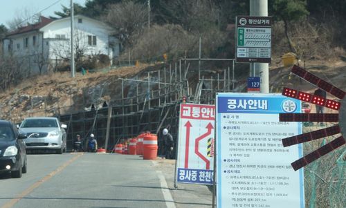 평산마을 앞 인도 개설 공사(양산=연합뉴스) 이정훈 기자 = 문재인 대통령 사저가 있는 평산마을 진입도로 변에 인도를 만드는 공사가 한창이다.