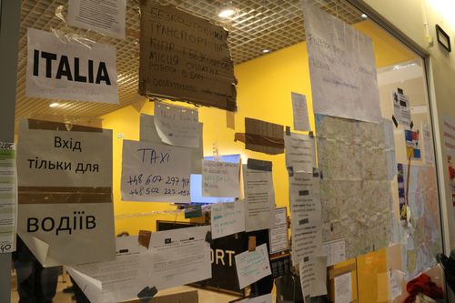 무상 교통수단을 제공한다는 홍보물(프셰미실[폴란드]=연합뉴스) 전성훈 특파원 = 12일(현지시간) 폴란드 국경도시 프셰미실의 한 난민 쉼터 내 유리창에 교통수단을 제공한다는 각종 홍보물이 붙어있다 2022.3.12. lucho@yna.co.kr