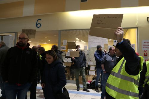 '독일 하노버 갑니다'(프셰미실[폴란드]=연합뉴스) 전성훈 특파원 = 12일(현지시간) 폴란드 국경도시 프셰미실 시내 한 난민 쉼터 내에서 독일 하노버로 가는 교통수단을 제공한다는 내용의 팻말을 든 남성. 2022.3.13. lucho@yna.co.kr